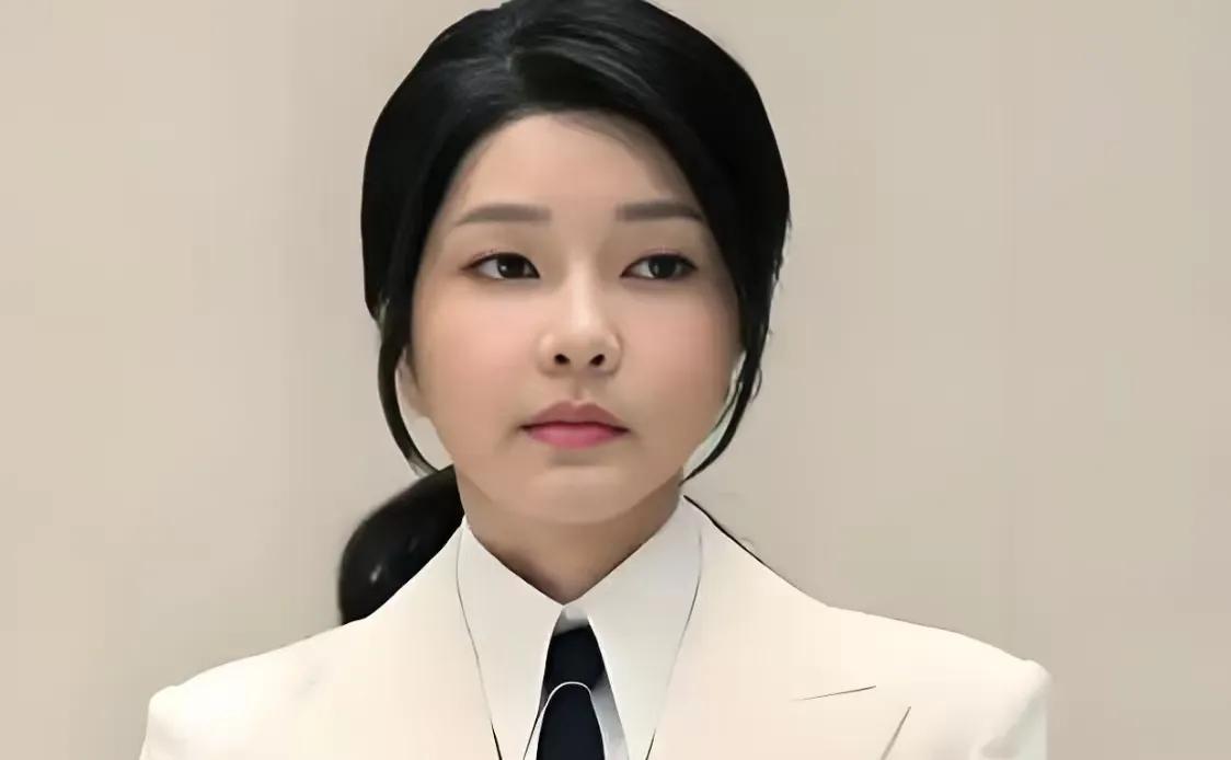 金建希越来越可怜。最近金建希问了一句话，直叫人泪目，同时也让人明白了，为什么尹锡