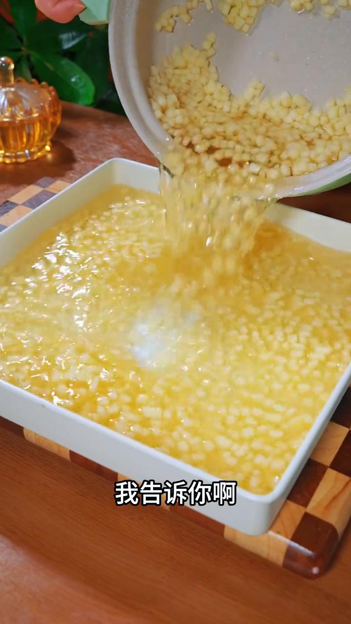 苹果新吃法。
我告诉你，我老婆就靠在大学门口卖这个苹果雪糕，一学期就还完了剩余的