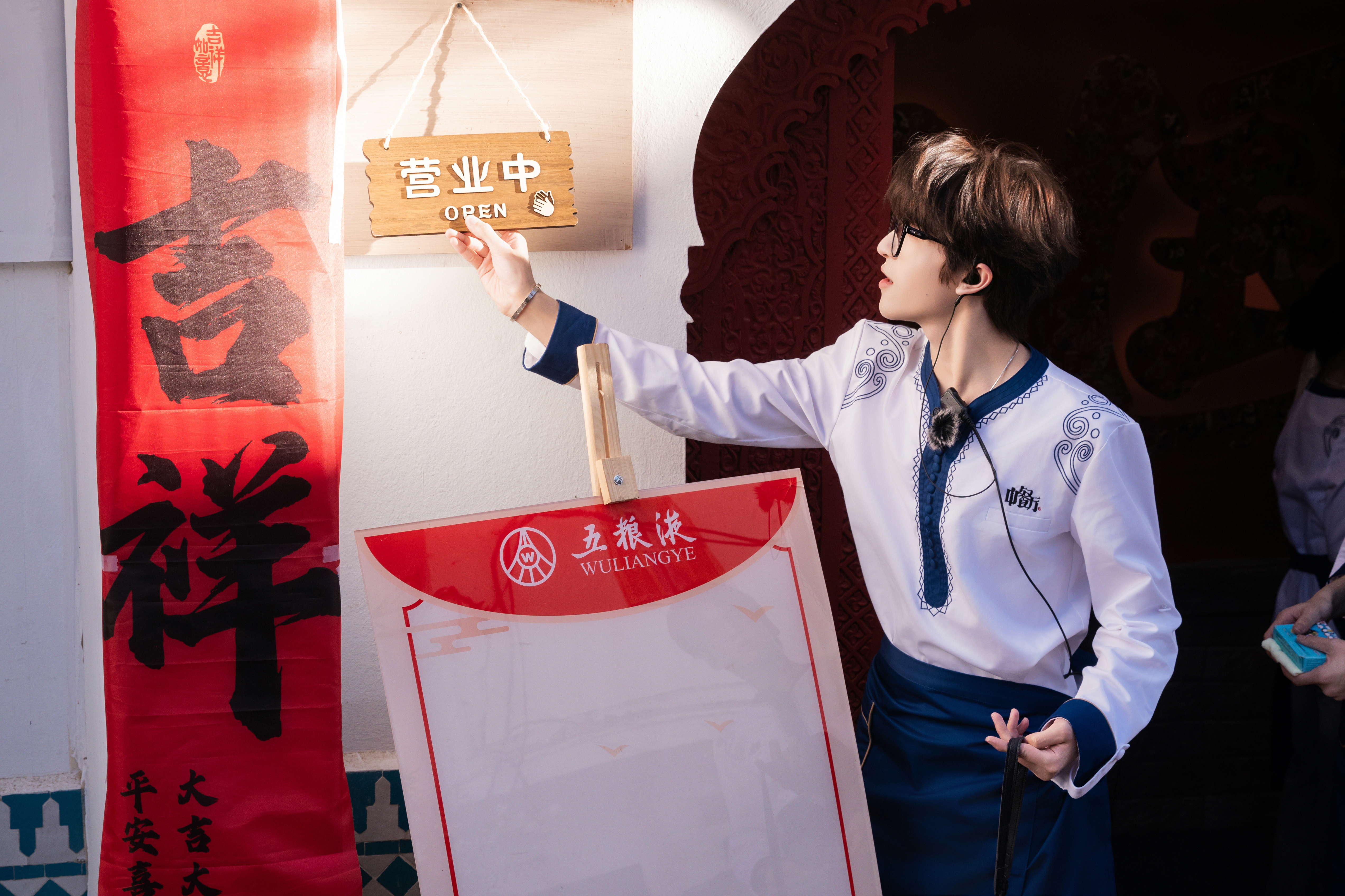 尹浩宇中餐厅移动的翻译机尹浩宇翻译菜名的活就交给我吧 中餐厅移动的翻译机尹浩宇又