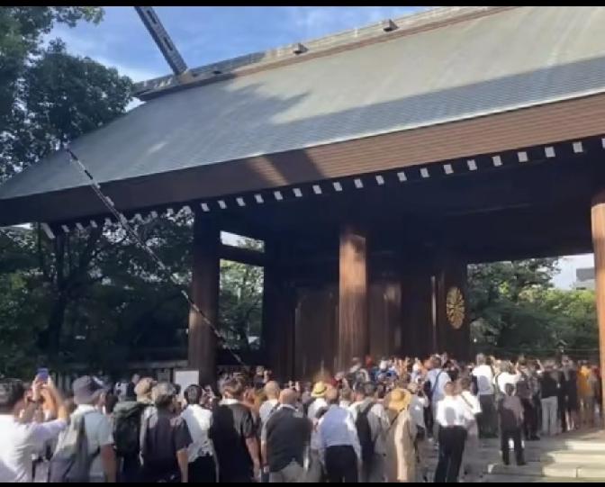 我们为何反对日本阁僚和普通百姓参拜那个靖国神社？这绝不是干涉内政问题，而是一个认