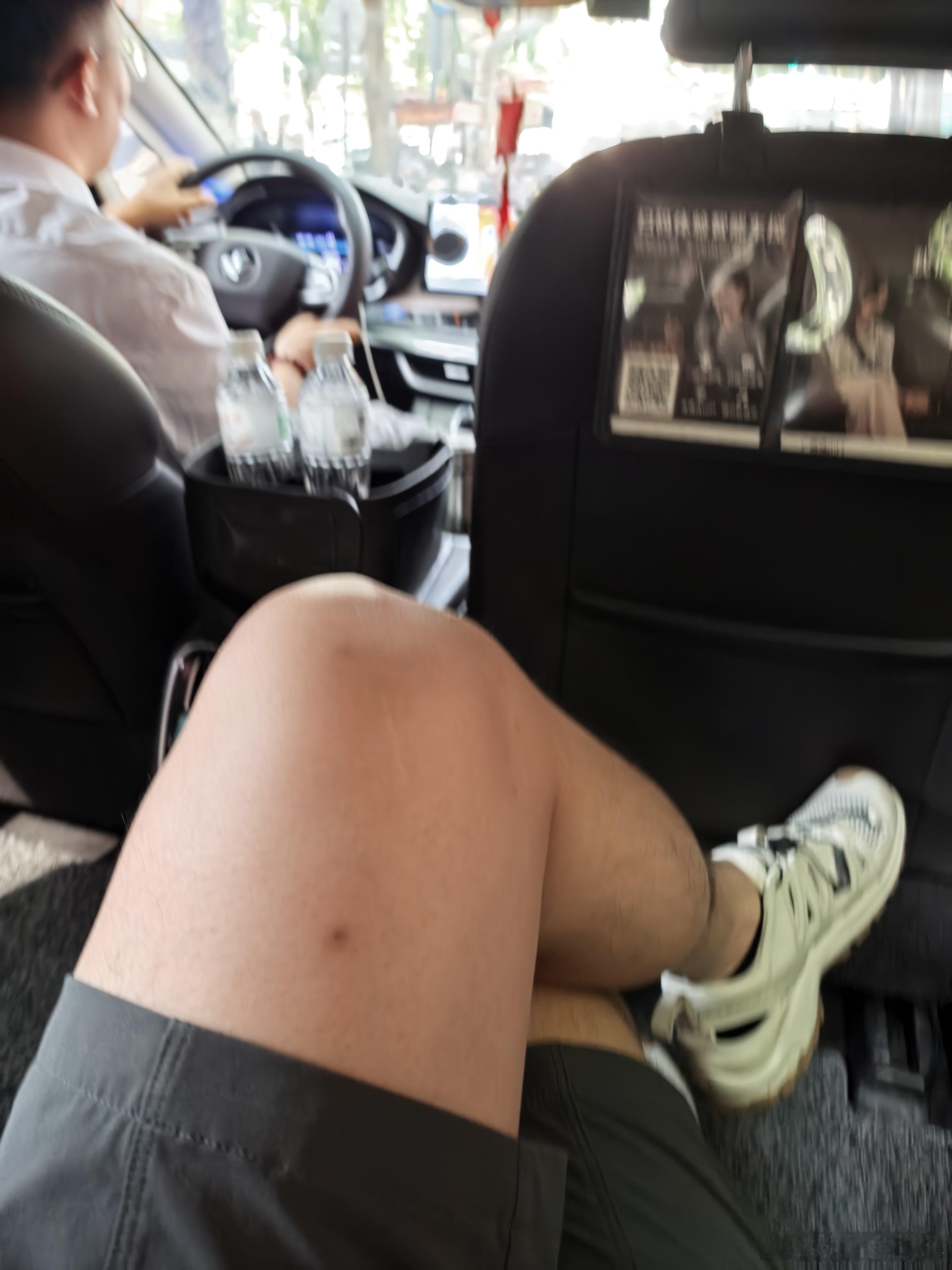 我一上车我问师傅水能喝不他说不能，水是用来拍照的我都懵了