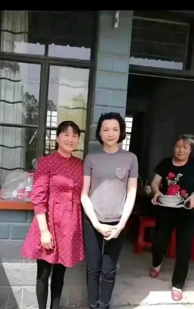 当年的大妈，风采不再，身材发福，脸胖得像柿饼。从头到脚大变样，你还能认出她吗？但