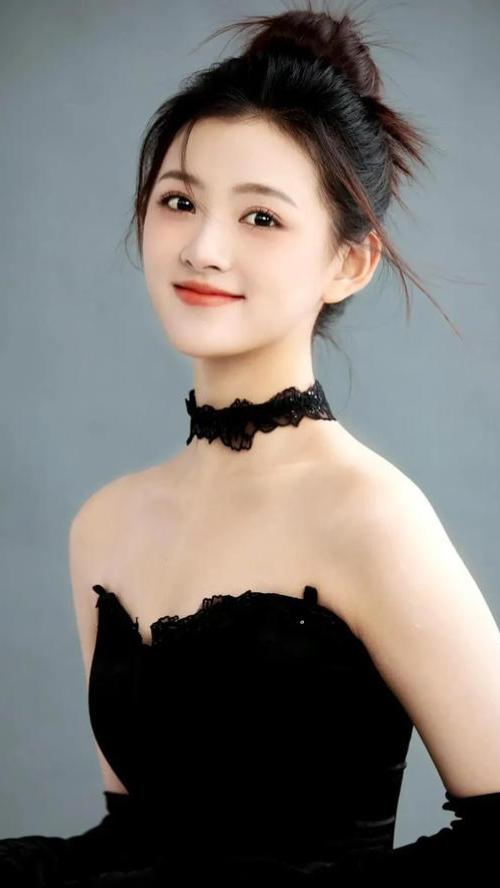 王奕婷，2001年生于上海，毕业于上海戏剧学院舞蹈学院，内地新生代女演员，拥有扎