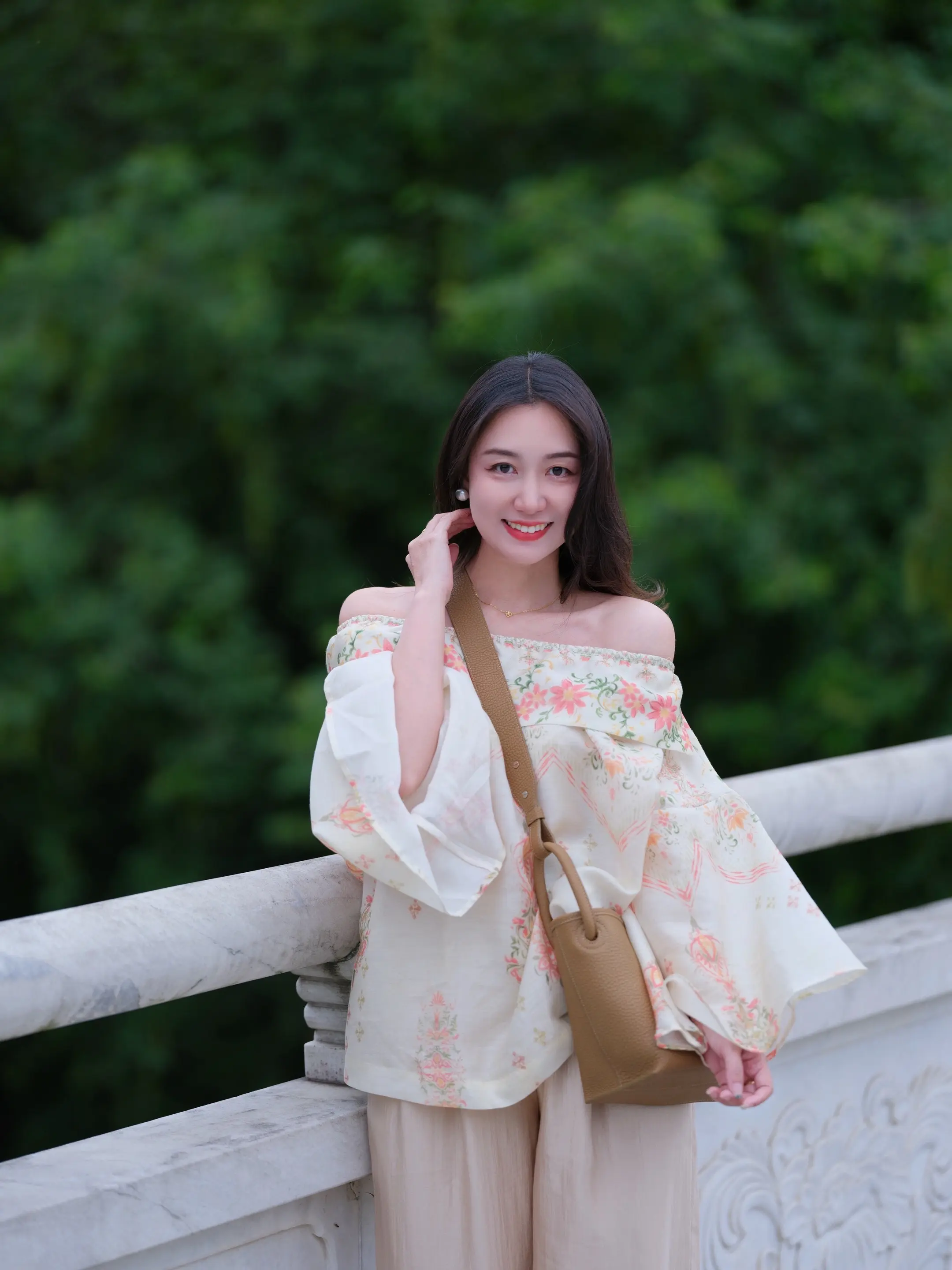 那天 我经过一片花园 可是 你不在。
