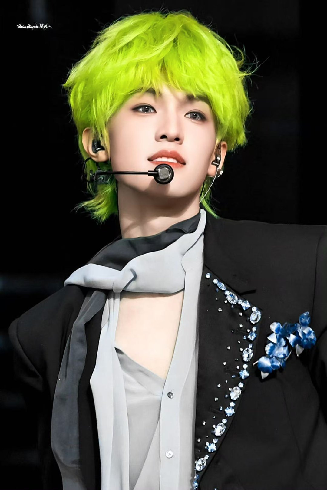 张泽禹solo舞台设计 每一帧都值得截图当壁纸。他把光影玩明白了，歌声和鲸鱼声波