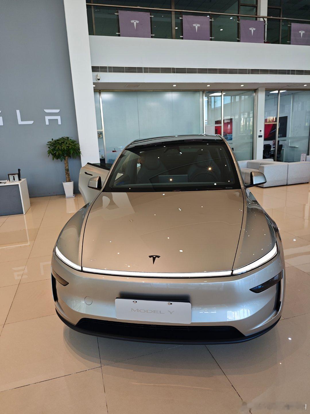 能看出来哪个是特斯拉modely﻿ 哪个是modely 吗？从Y到YL的逻辑比奥