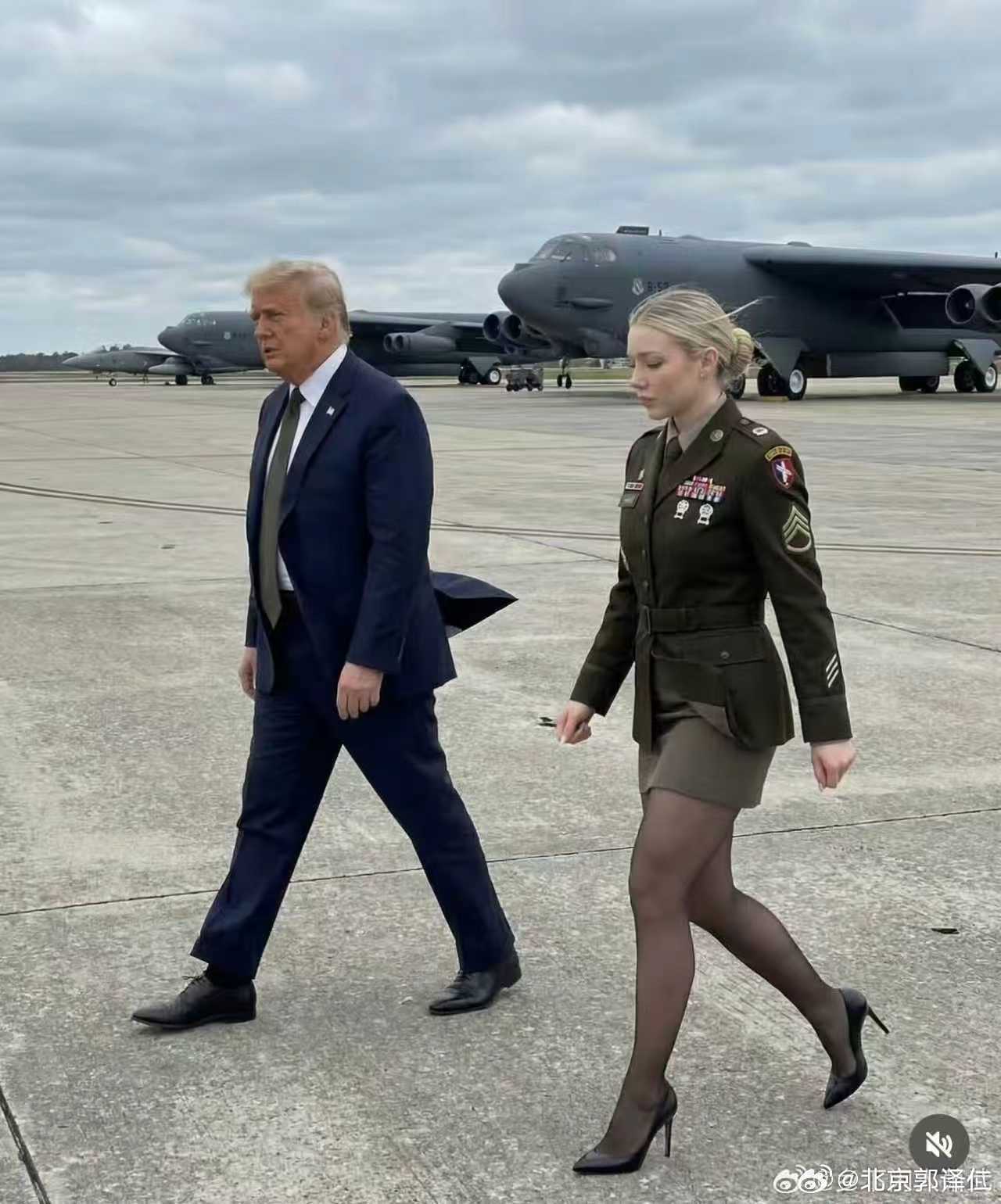 特朗普和警卫秘书在机场的一张照片暴露了美军调集军机轰炸德黑兰的秘密…． 