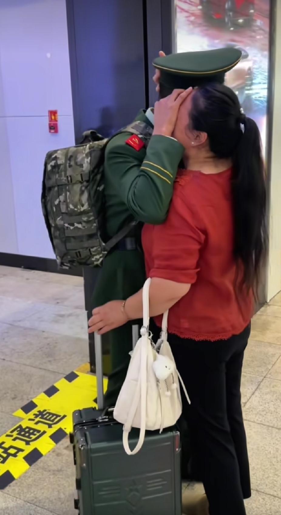 看到妈妈一个人来接站，儿子问了妈妈一句话后，妈妈却瞬间抱着儿子哭了……

火车站
