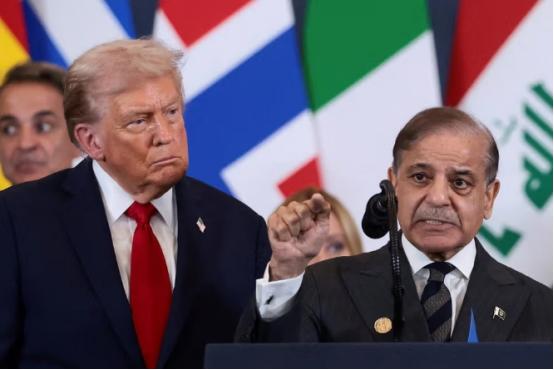 为什么偏偏是巴基斯坦，成了美伊谈判的头号中间人？
 
原因其实很直接：它跟美国、