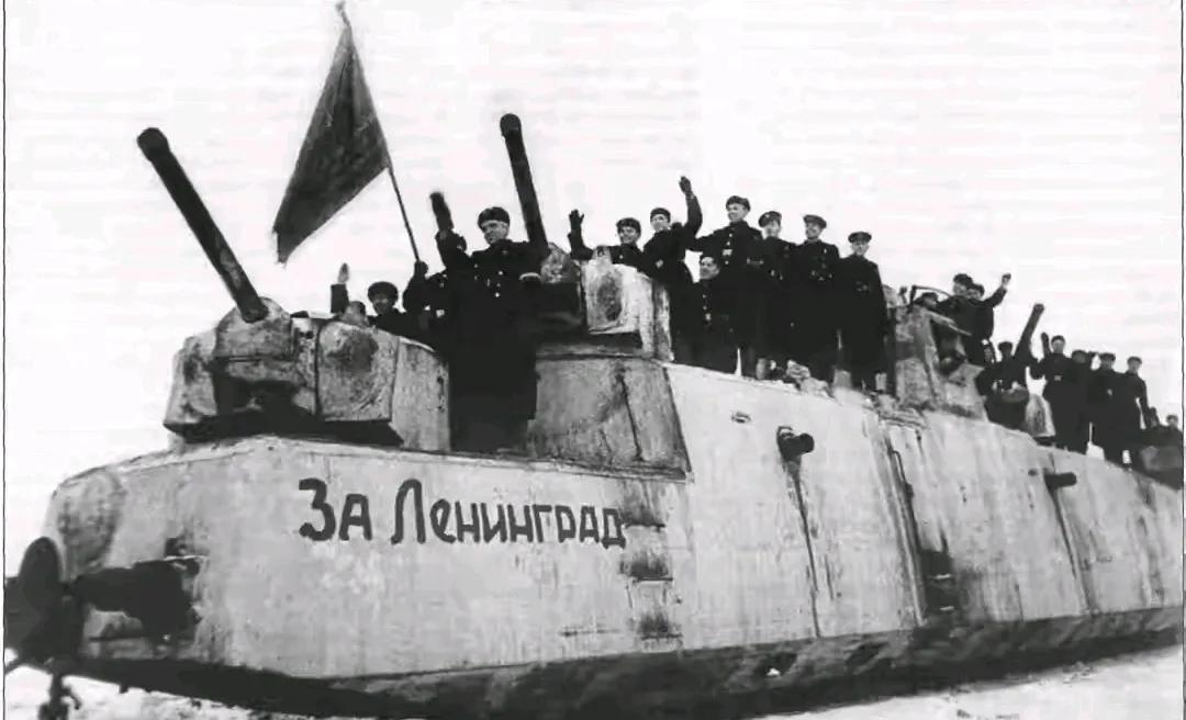 沙俄和苏联在一战与内战时期就装备了装甲列车，红军之父托洛茨基就坐着那列著名的红色