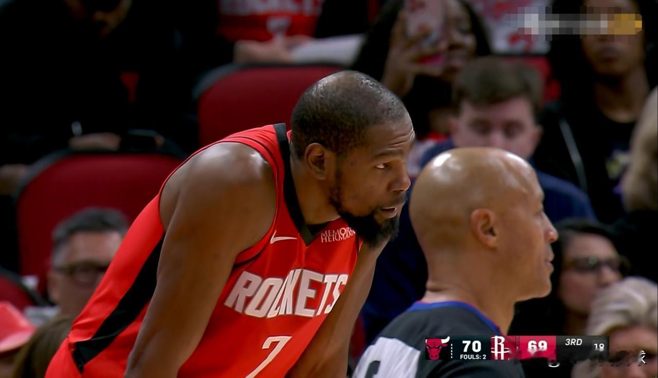 火箭老将杜兰特真是太让人心疼了，他太累了！在今天火箭主场迎战公牛的比赛中，当时比