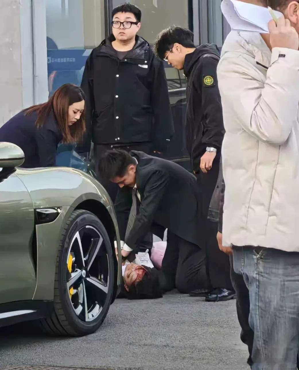 刚刚看了一下，今天已经没有了小米汽车撞销售人员的热搜，被撞者的状态被非常低调的处