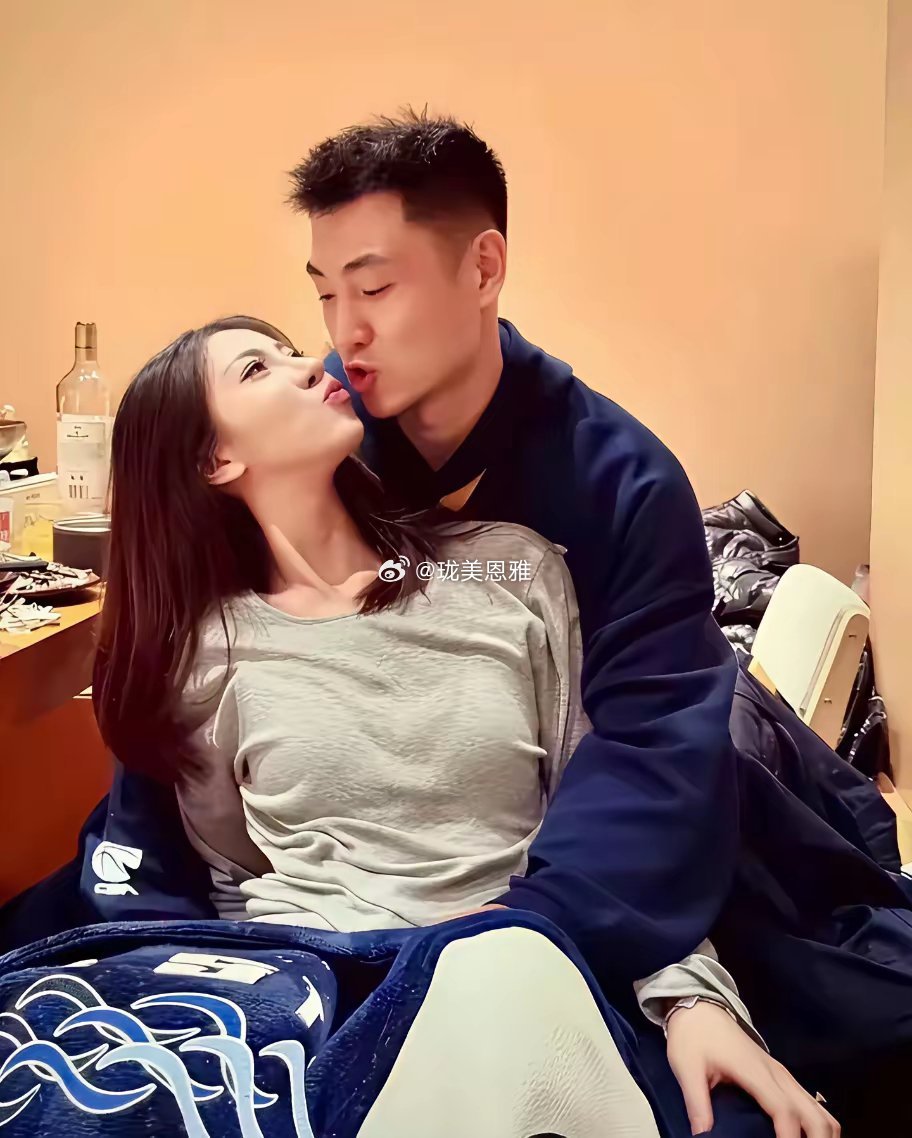 说真的，我觉得高诗岩的女朋友在CBA太太团里颜值是最高的！ 