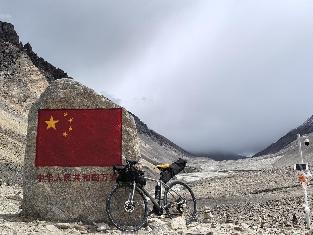 谁涨起来了，它的市值自然就大了，然后就把它调进去，这种指数调整方法是有极大弊端的