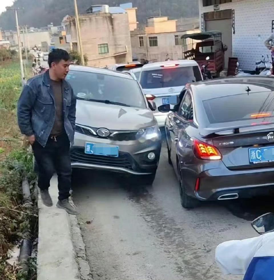 辅助驾驶能做到这样会车吗？？