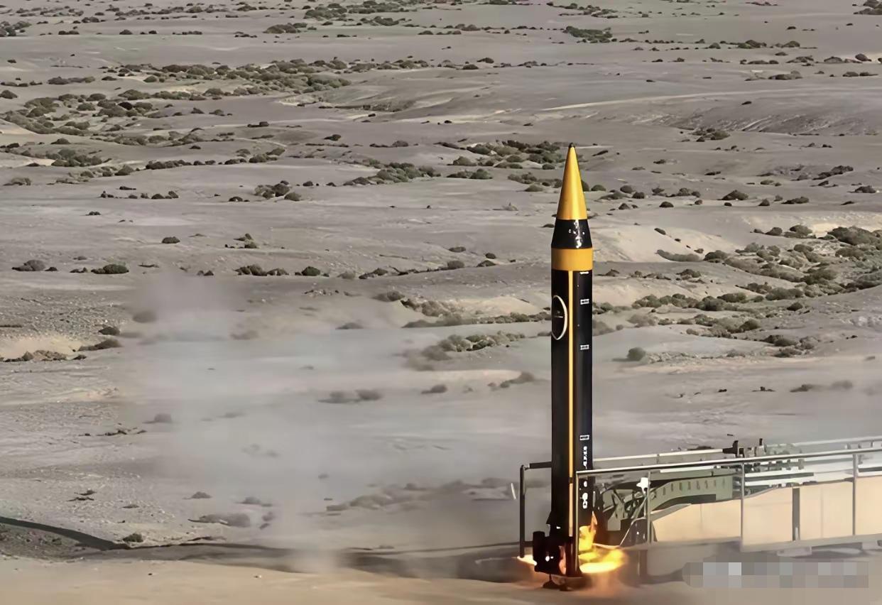 伊朗这波操作，直接把中东的棋盘掀了个底朝天。
 
谁都没想到，一向以“精准威慑”