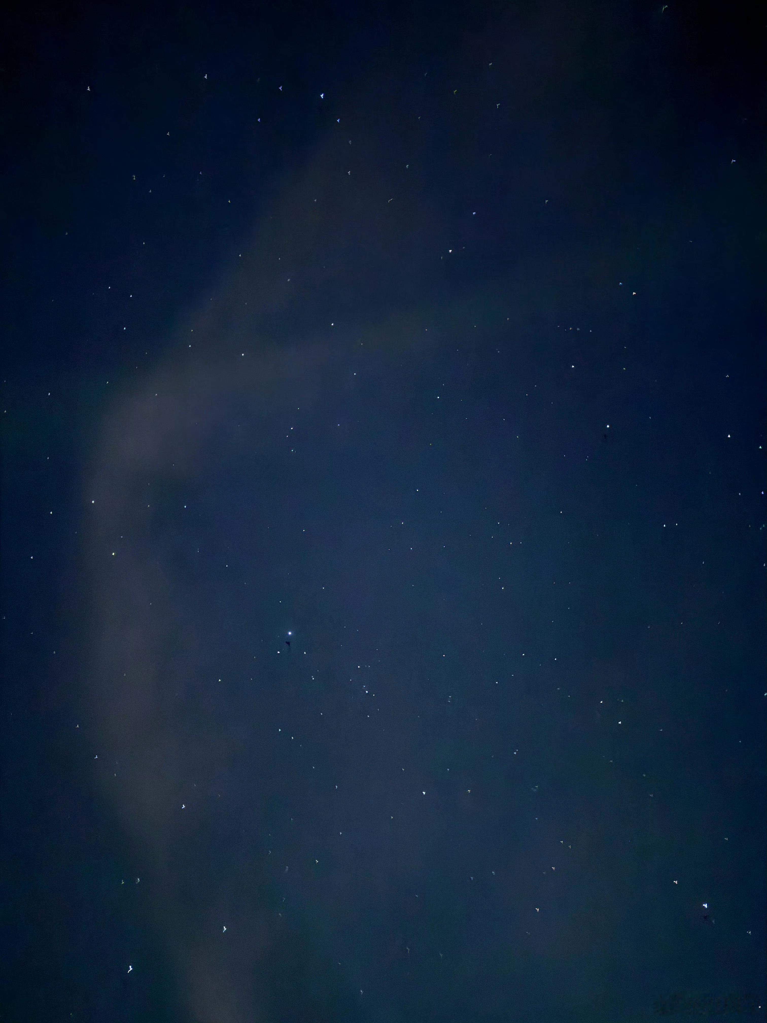 周柯宇拍的星空 昨晚先是开车上山想给大家直播看夜景，后来就是下播后给大家分享自己