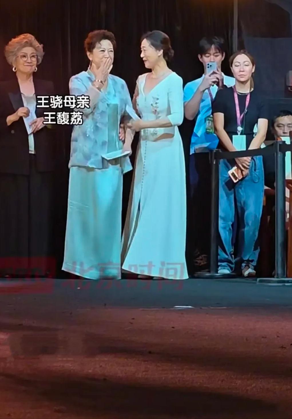 星二代只服王骁！不争不抢，凭实力拿下百花“最佳男配”，让同台76岁老母亲王馥荔当