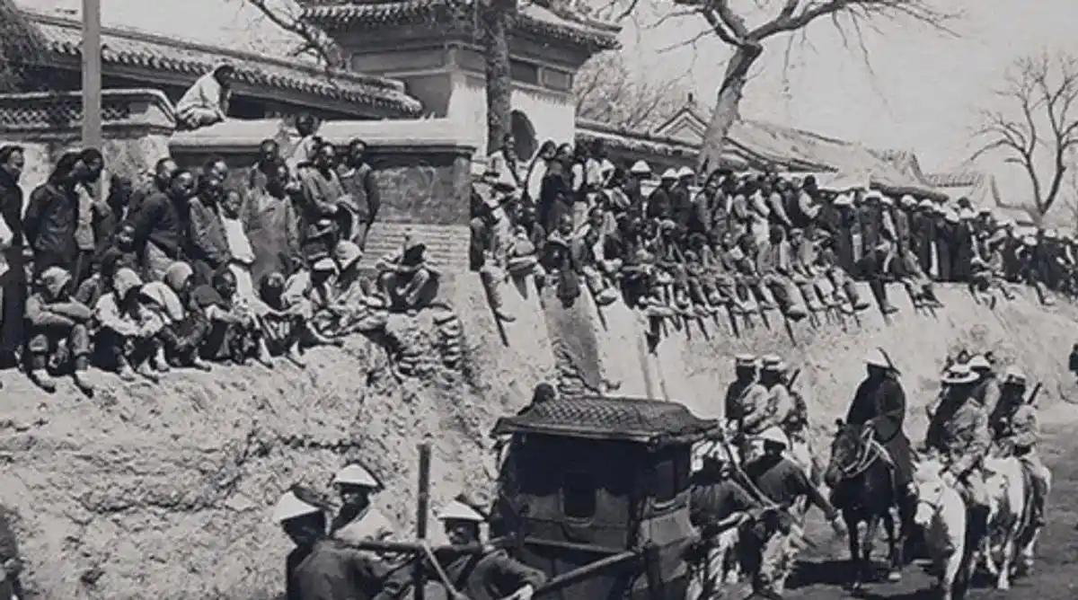 1923年，溥仪驱逐太监出宫，一老太监背着破草席离开——侍卫1923年7月16日