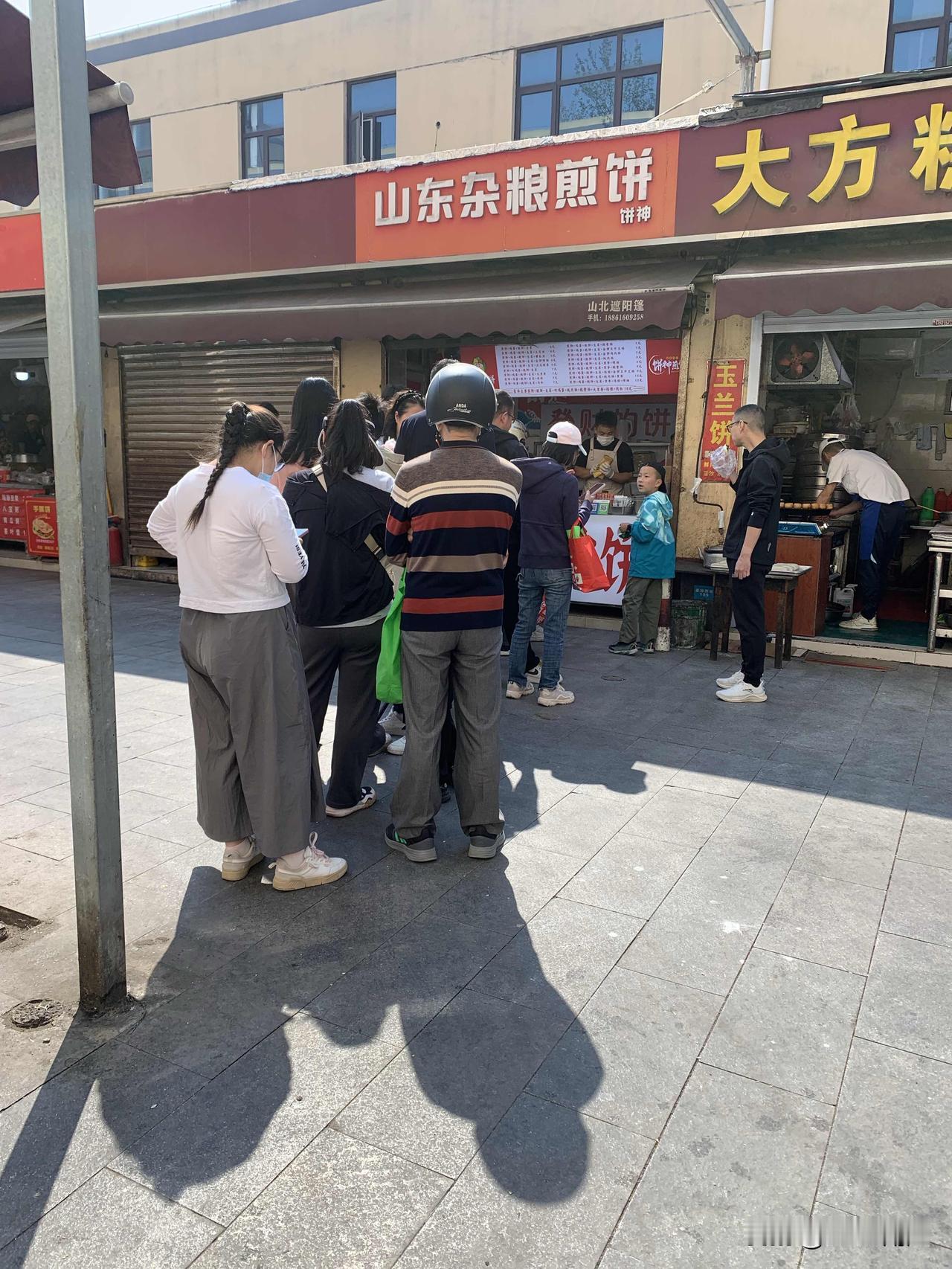 盛岸菜场的这家山东煎饼店，生意真好，你看这么多人在排队，特别是星期天，人更多，有
