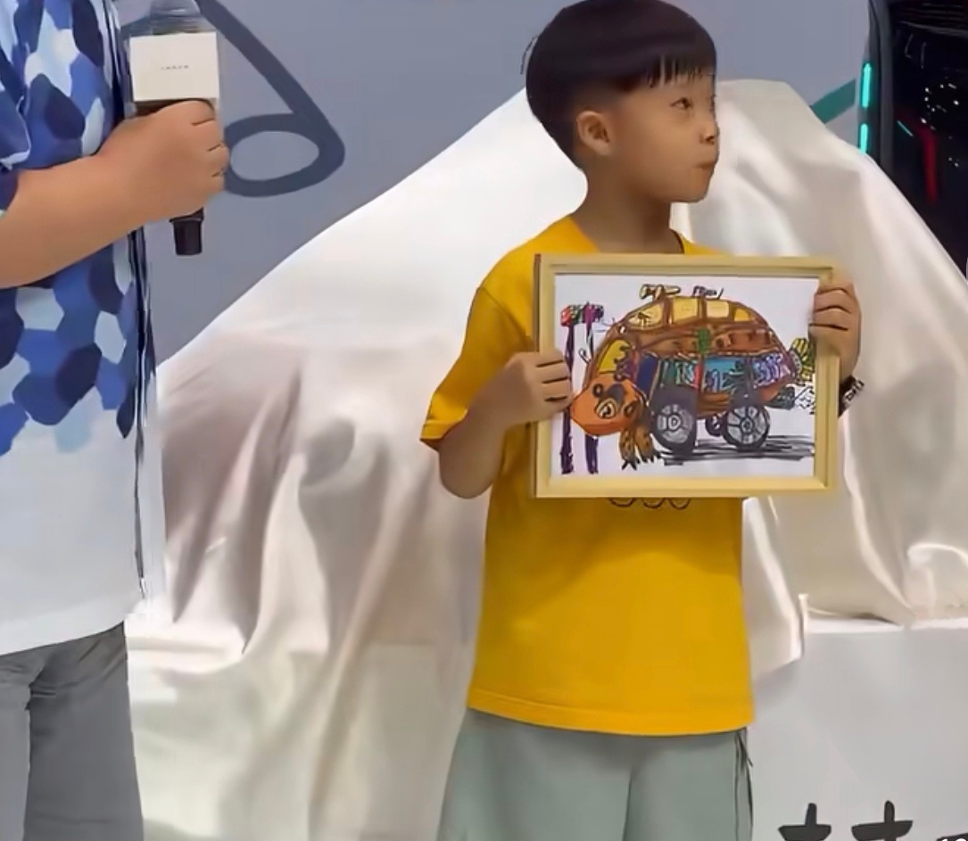 6岁男孩画作变身实车亮相成都车展车展看多了新车与技术发布，这样的环节反倒格外戳人