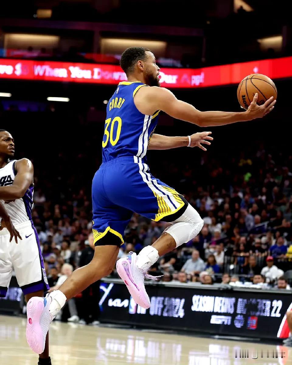 NBA季前赛，勇士122-112战胜国王，1人满分，2人表现不及格。

1.满分