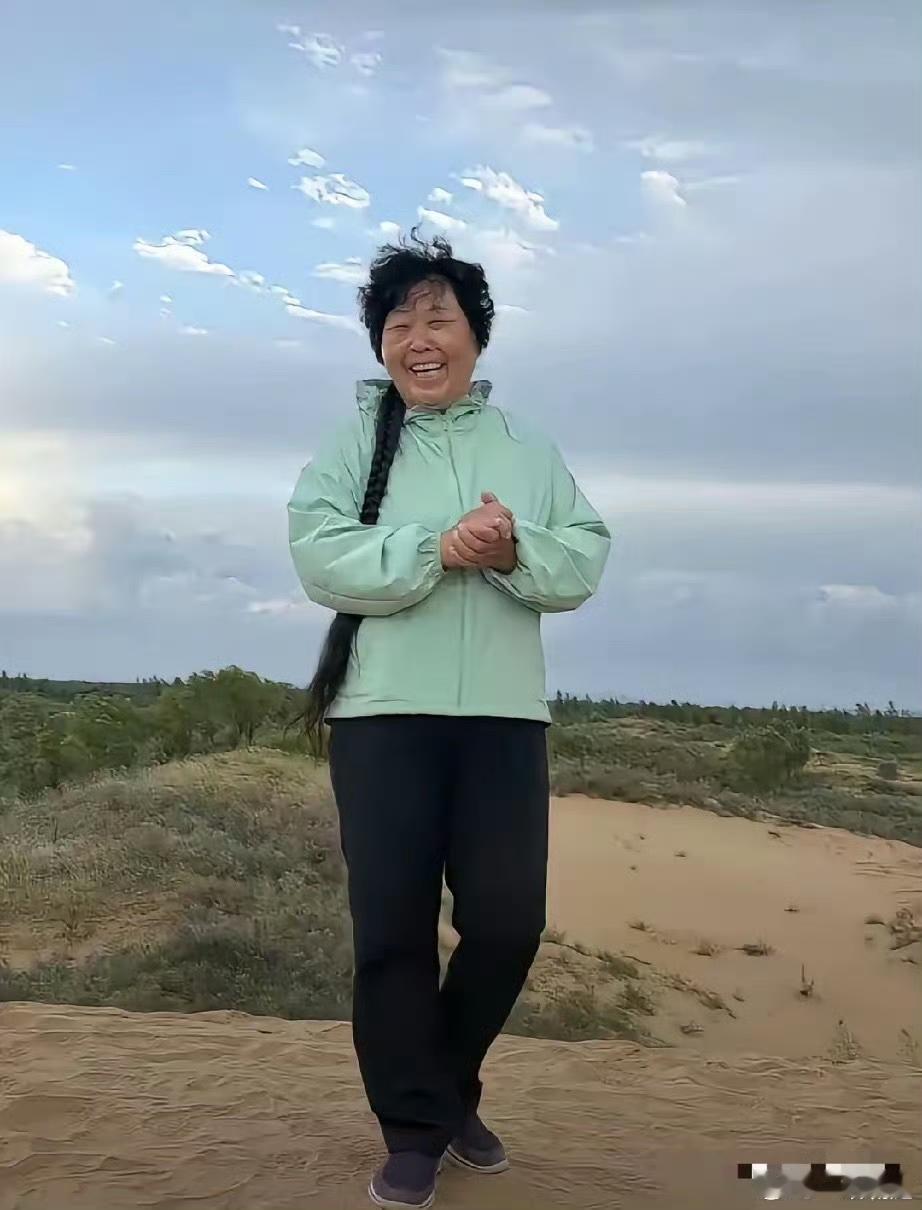 很多人压根想不到，在沙漠里守了半辈子的殷玉珍，一年能挣上百万。
 
更有意思的是
