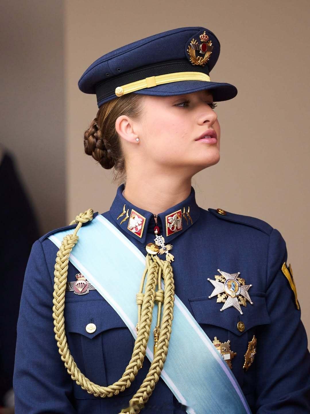 不仅是国王和王后的女儿，也是西班牙未来女王、三军统帅！集金羊毛勋章、卡洛斯三世勋