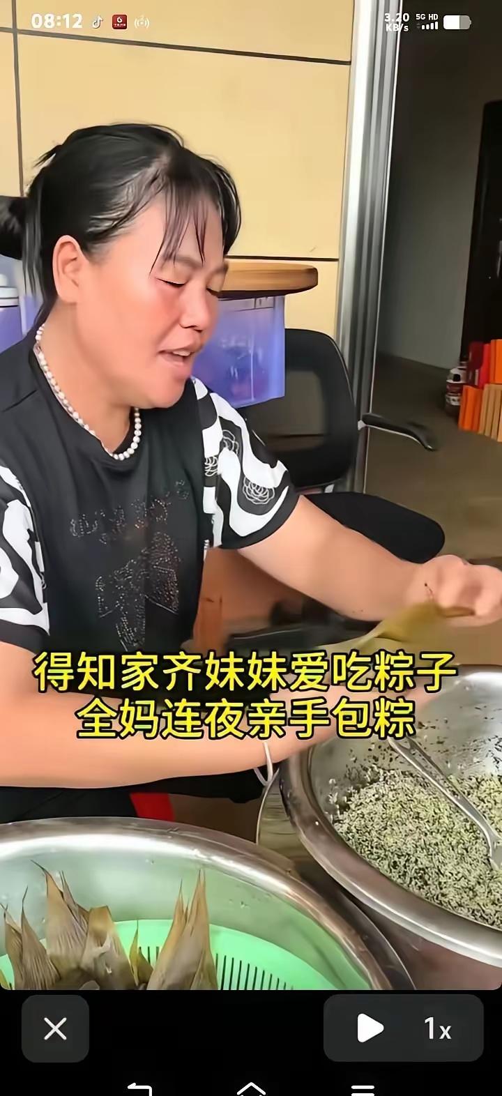 刷到全红婵妈妈冯玲妹包粽子的视频，手机屏幕都没舍得划走。
 
湛江老家带来的粽叶