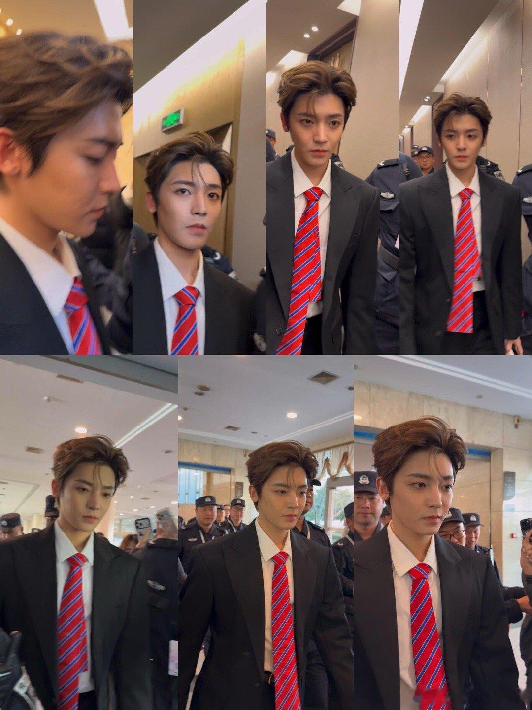 几乎全都有效的侯明昊新造型！太帅了！这个红领带，绝了