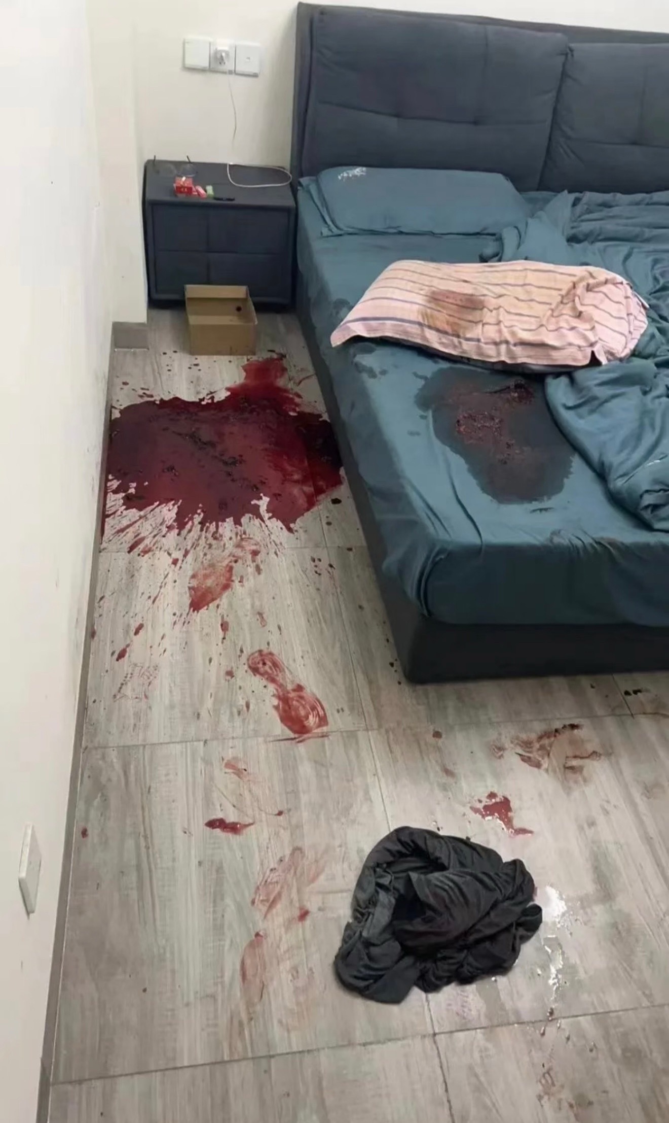 不说这谁知道是奶茶洒了 