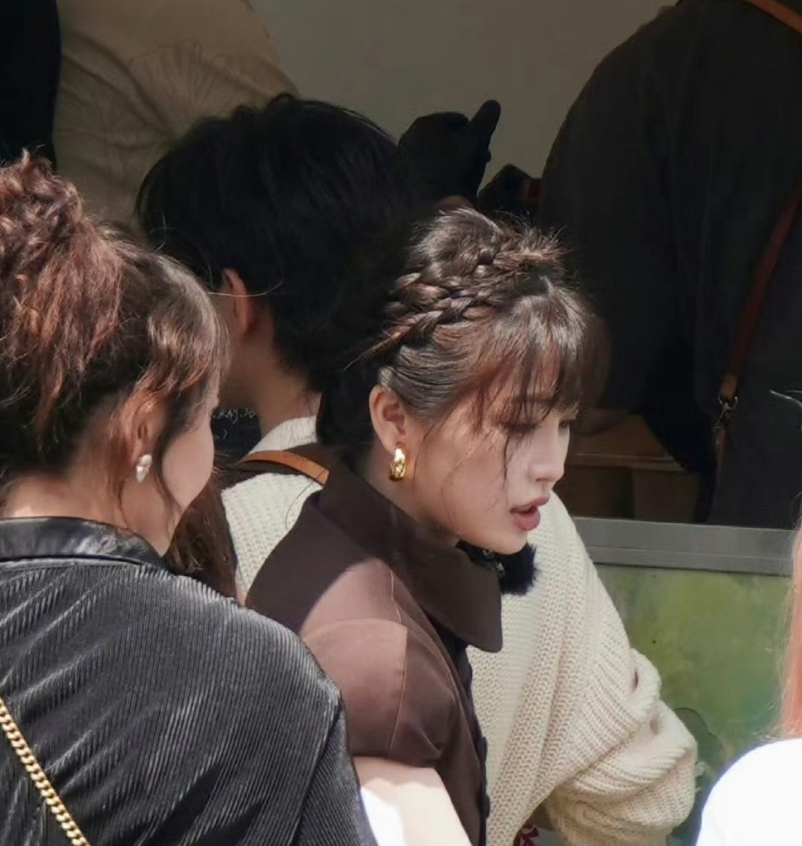 虞书欣这点做的很好每次她看见粉丝都会很积极打招呼炎炎夏日粉丝追着她那份爱她也感受