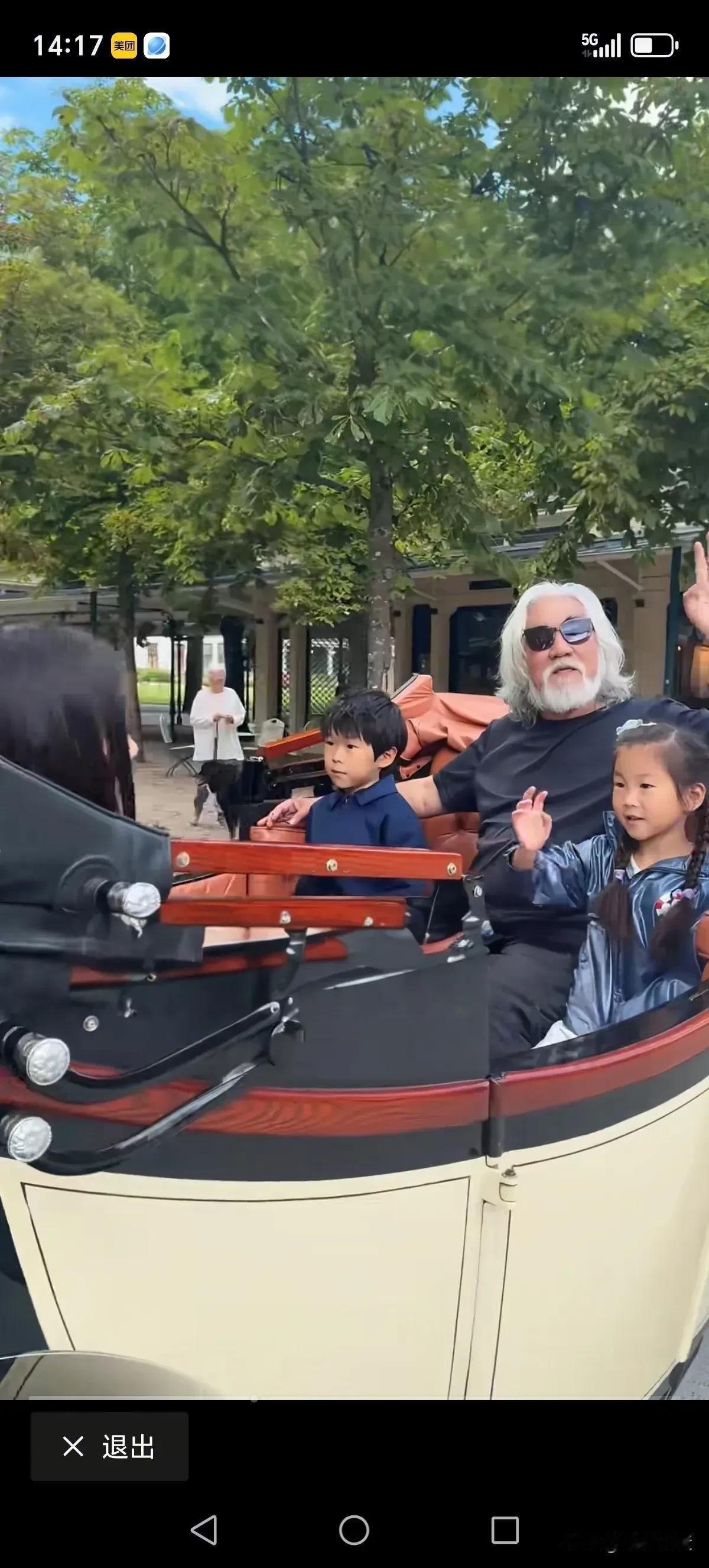 同样是老夫少妻，张纪中的娇妻杜星霖只管带娃，主持家务。哪像王石，掏心掏肺，把自己