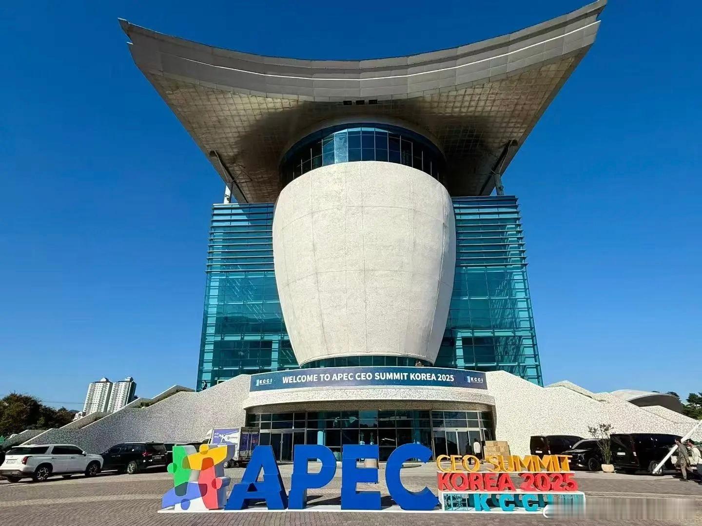 把汉服穿到韩国庆州街头 庆州是见证中韩友好的历史古都。庆州是古代新罗王国的都城，