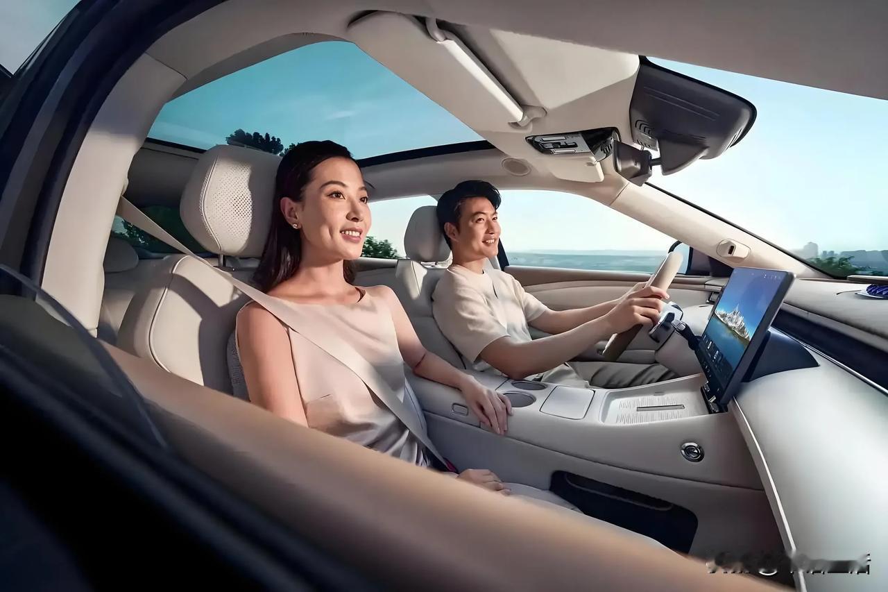 2025 款岚图 FREE + 作为华为系 SUV 代表，亮点突出。

外观硬朗