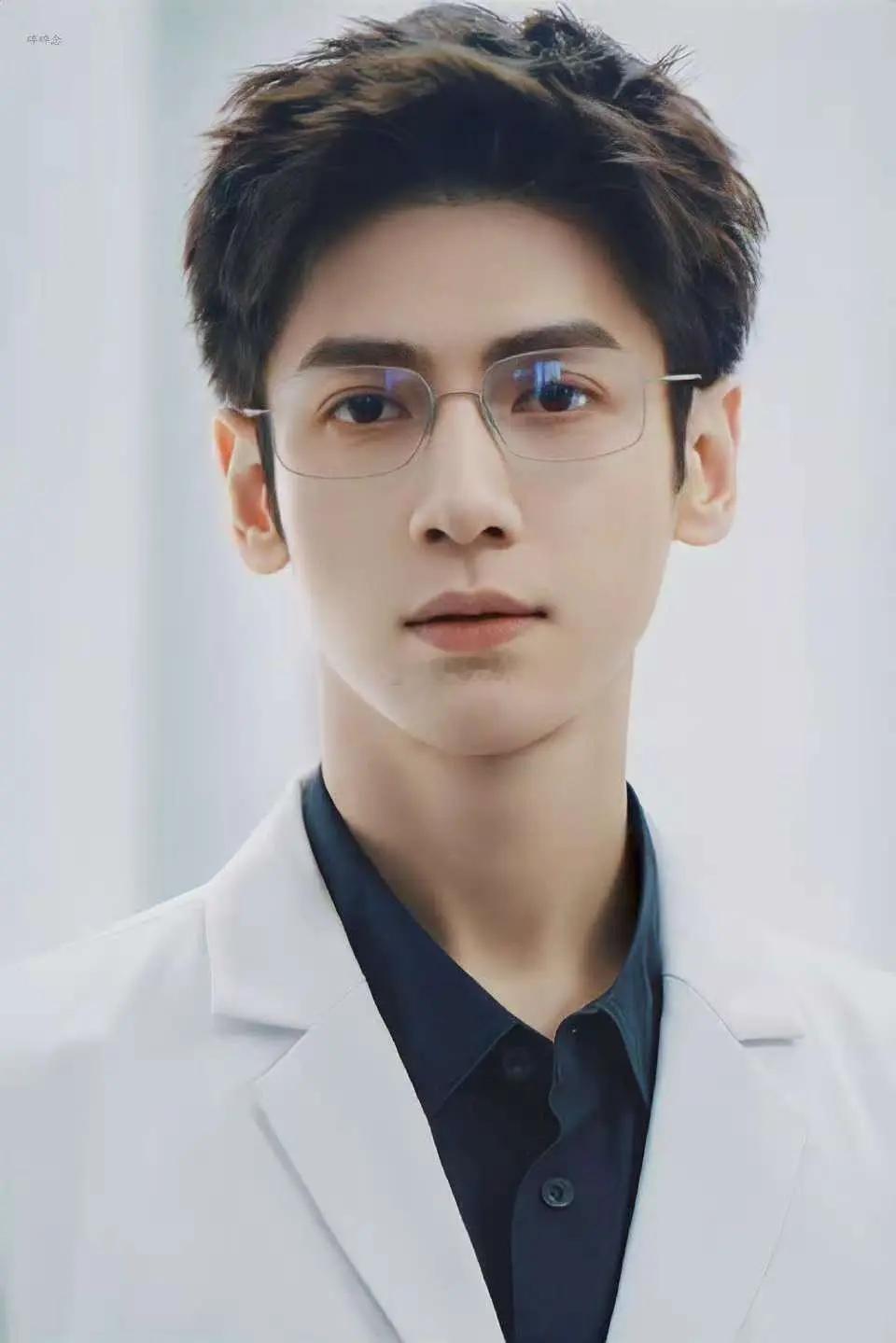 有网友问：现在追罗云熙，还来得及吗？