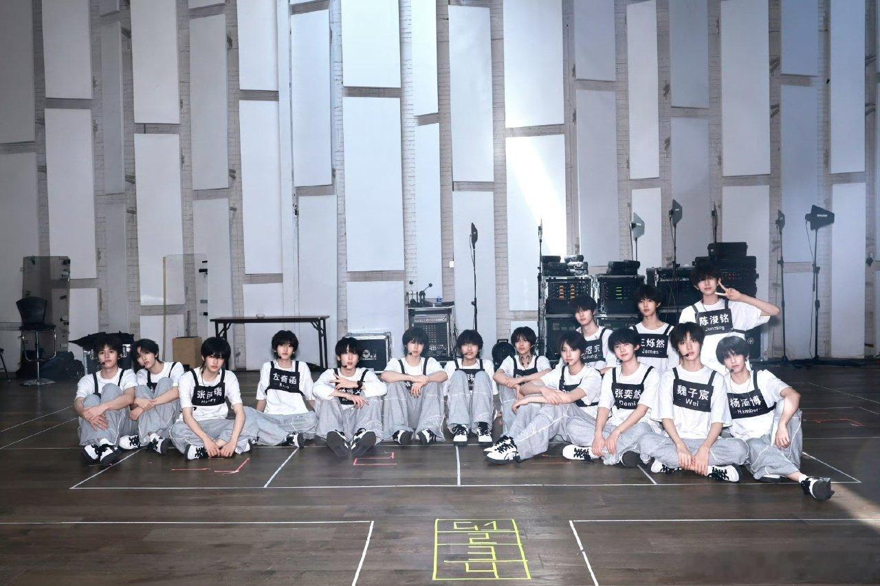 TF四代演唱会彩排大合照TF四代演唱会彩排合照 期待小四四们的表现啦 