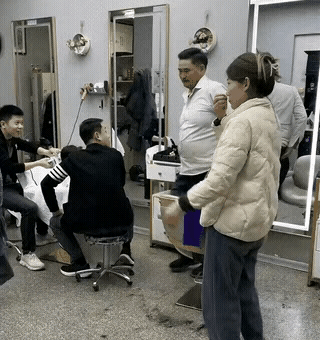 “大衣哥”质朴无华，从这个视频便能看出他本质极为朴实。大衣哥也算名人了，却依旧去