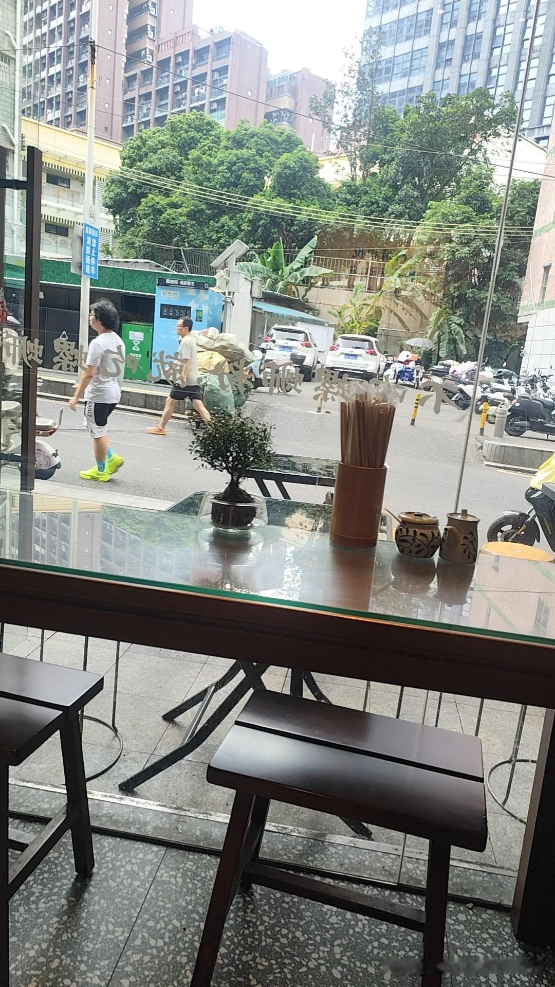 朋友们，我准备做餐饮店了。
果蔬店目前的状态是不亏，赚的少，可是我不想坚持了。最