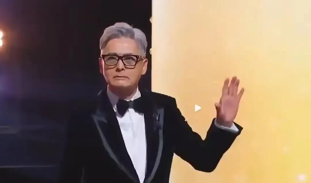 周润发在MAMA颁奖礼上顶着一头白发，开口就让全场熄灯，为过去一年离开的同行默哀