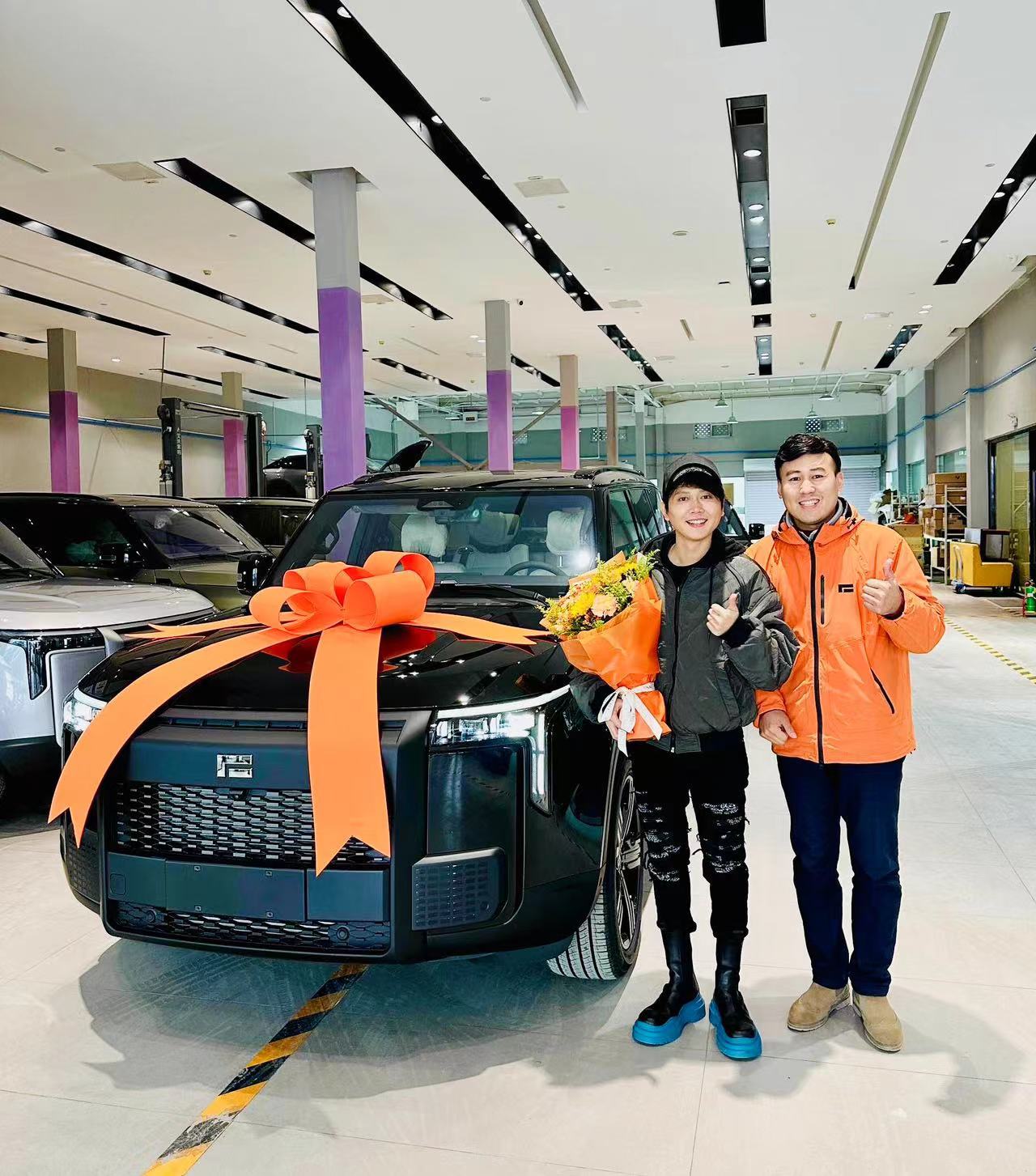 #孟鹤堂提新车回家过年# 恭喜堂主新年提新车！！都说人都是台上台下两种性格，梦鹤