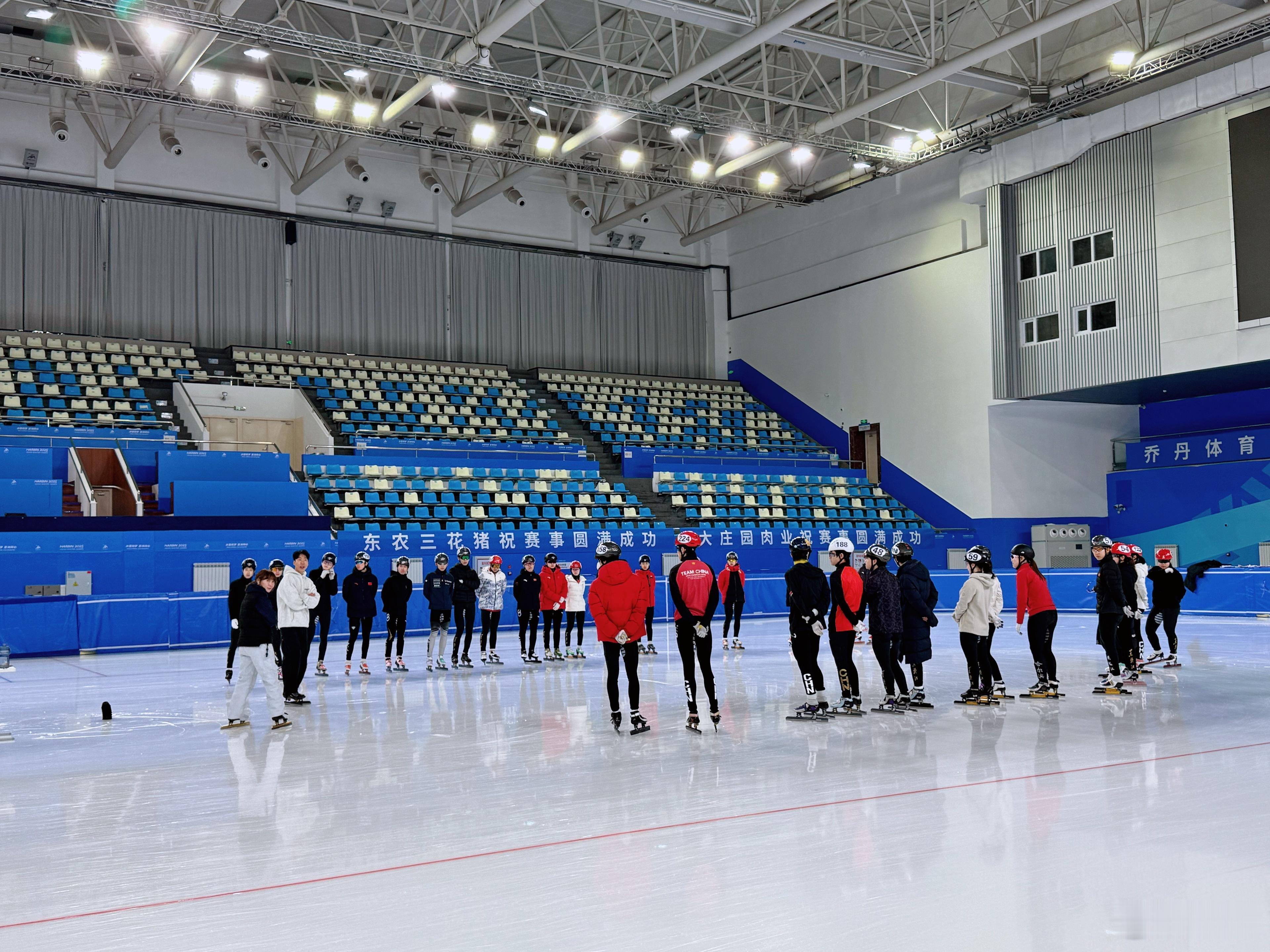 万千气象看龙江速滑、短道滑、花样滑，龙江运动健儿们，以冰为刃，以志为锋，在三座专