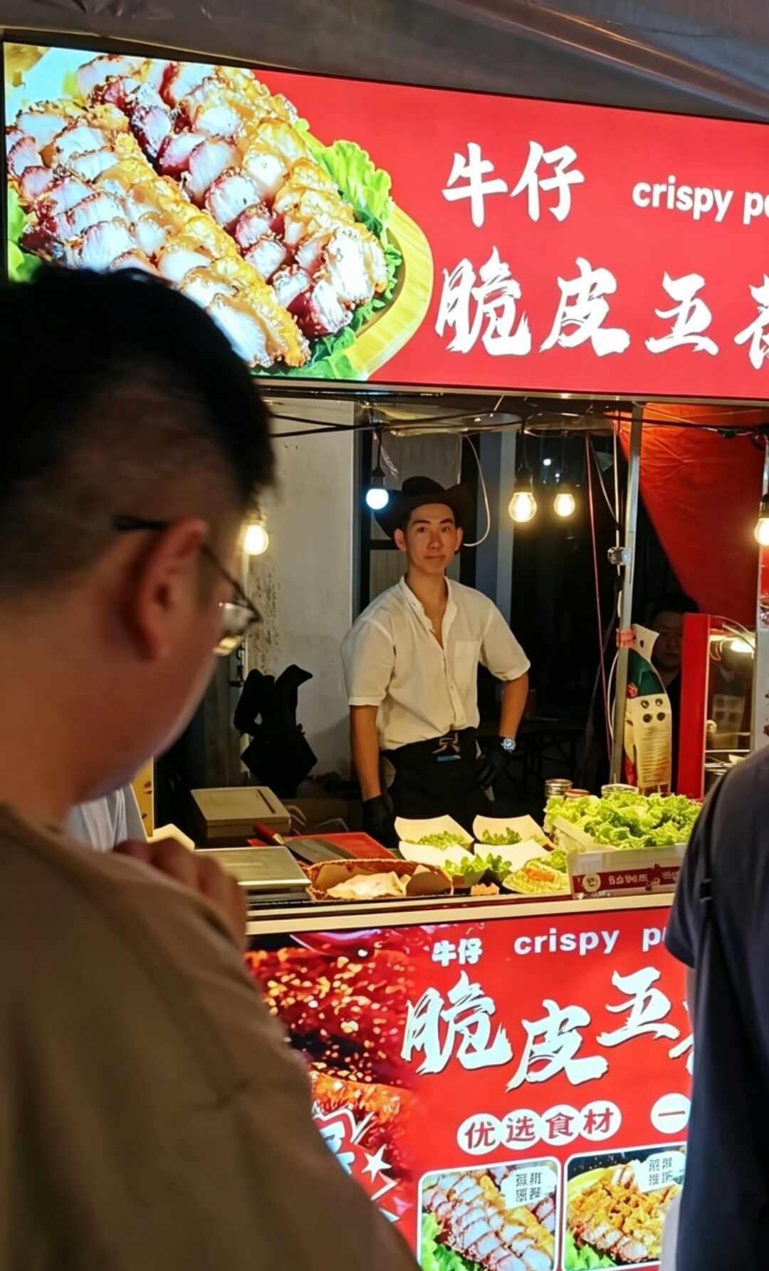 古晋吴尊
前天去雅达街夜市，发现这位小哥哥超像艺人 吴尊 。五花肉也超级好吃，咬
