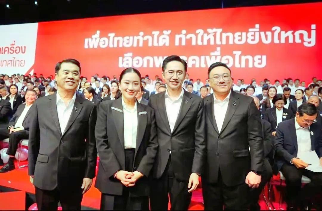 佩通坦虽然说退出了政坛，但还是为了为泰党忙前忙后。

12月25日，在圣诞节这天