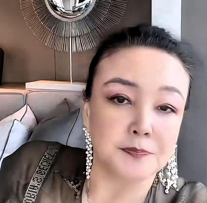 张兰不赴宴，一个奶奶的心思谁能解。
张兰是女战神，大家知道她厉害，她以前很开心，