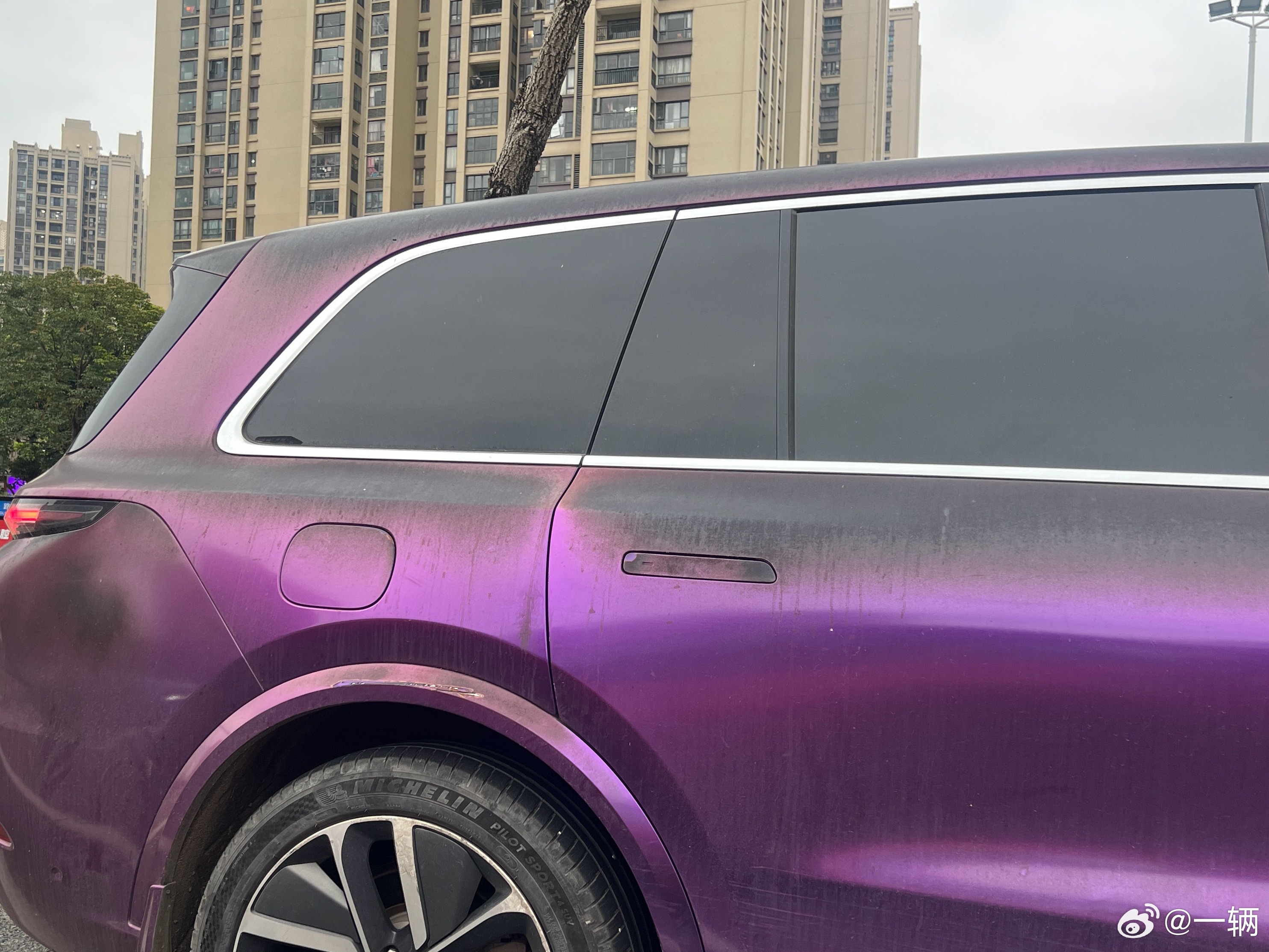 很想下车问问这位车主，这膜都成这样了是怎么能忍住不撕的