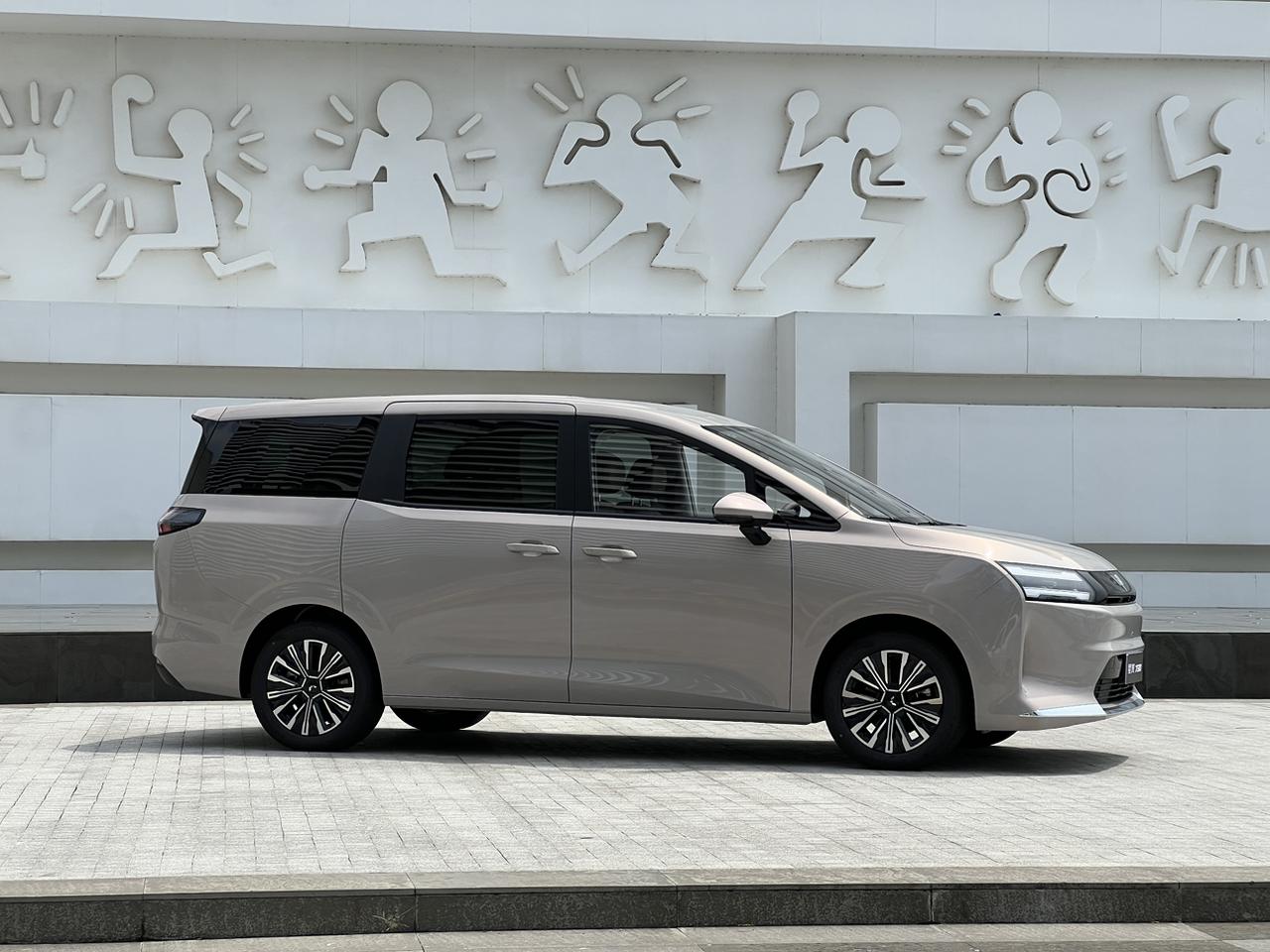 是的没看错，这就是五菱星光730预售价
燃油版7-8万就能入手
插混和纯电只要1