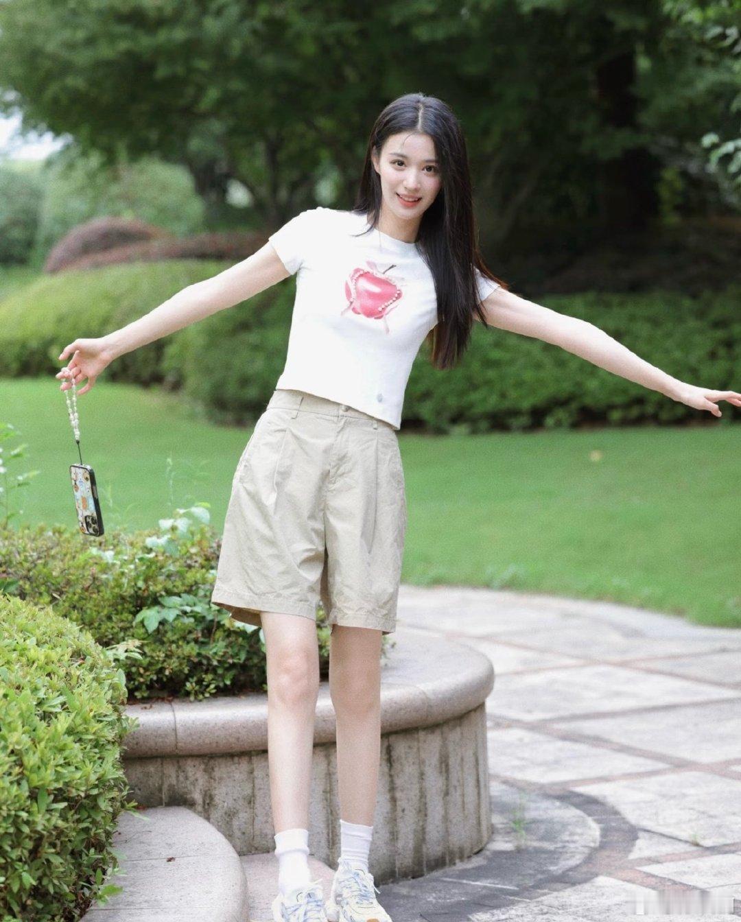 王楚然不愧是热舞女郎 考古挖到王楚然六岁的古早综艺片段，小时候就大方自称热舞女郎