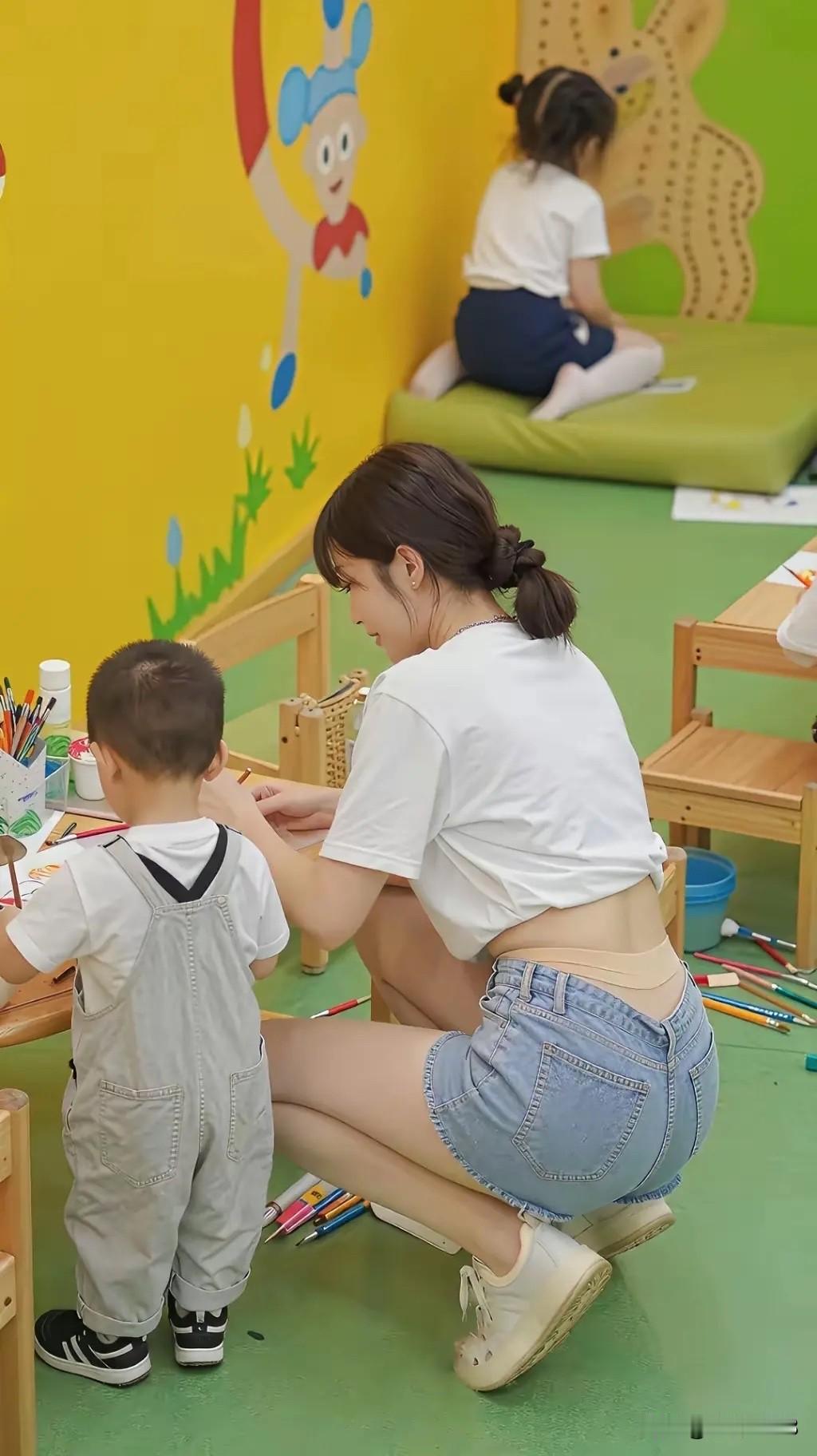 女性朋友做幼师，本身具有母爱的心灵，更容易亲近和了解孩子，教会小朋友认字、唱歌，