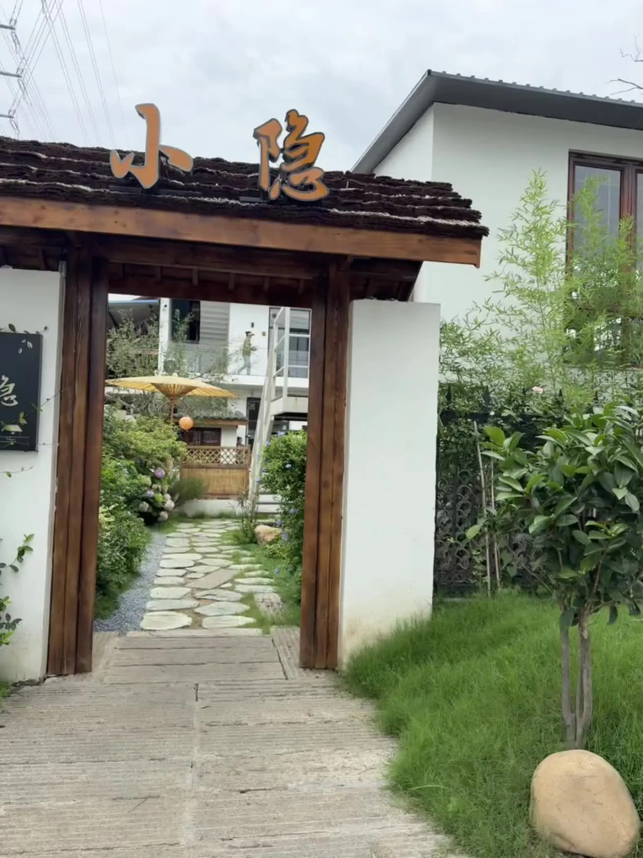 后来发现 吃个好饭 睡个好觉 做自己喜欢的事 那才叫幸福